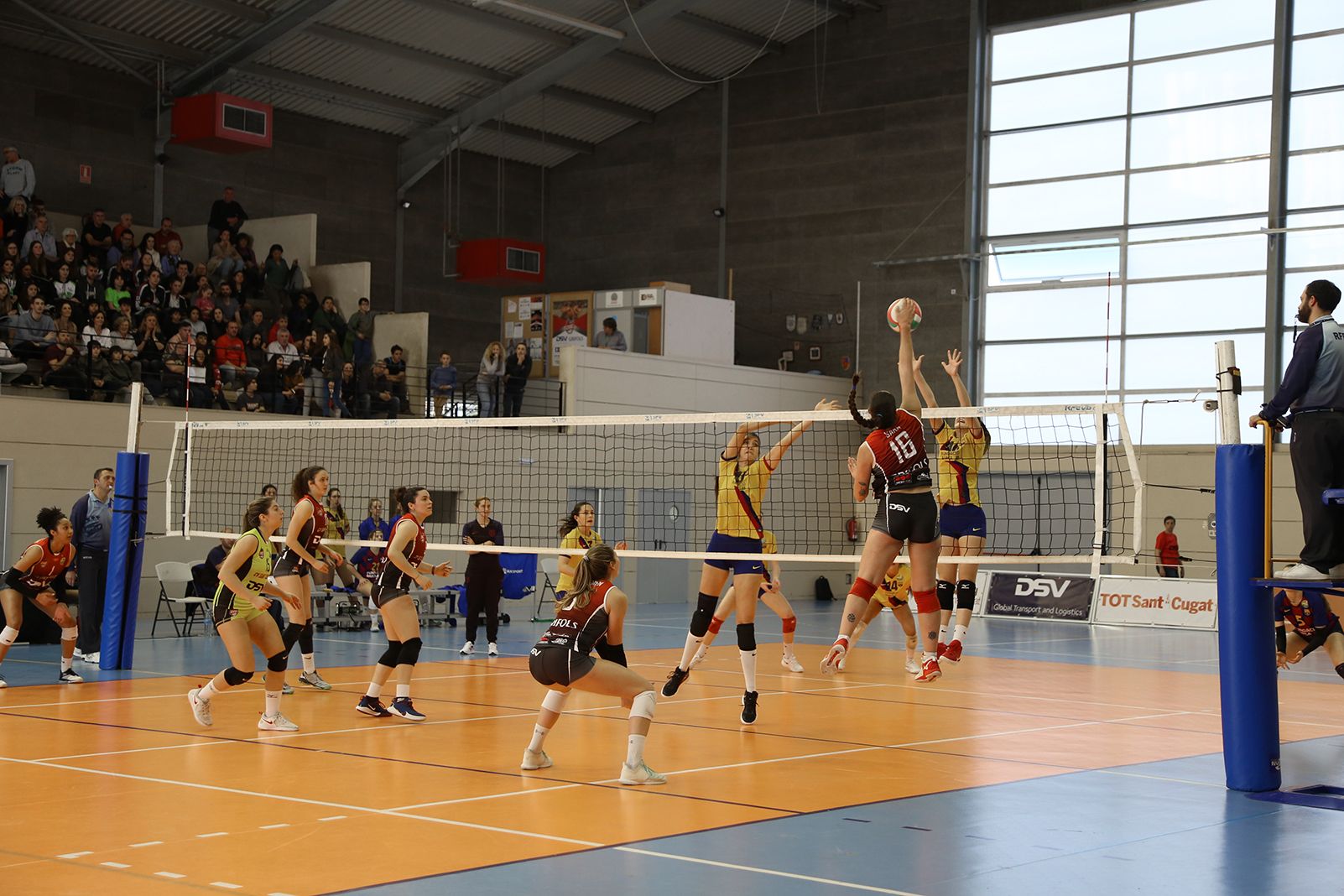 Partit de lliga voleibol femení CV Sant Cugat-CVB Barça. FOTO: Anna Bassa
