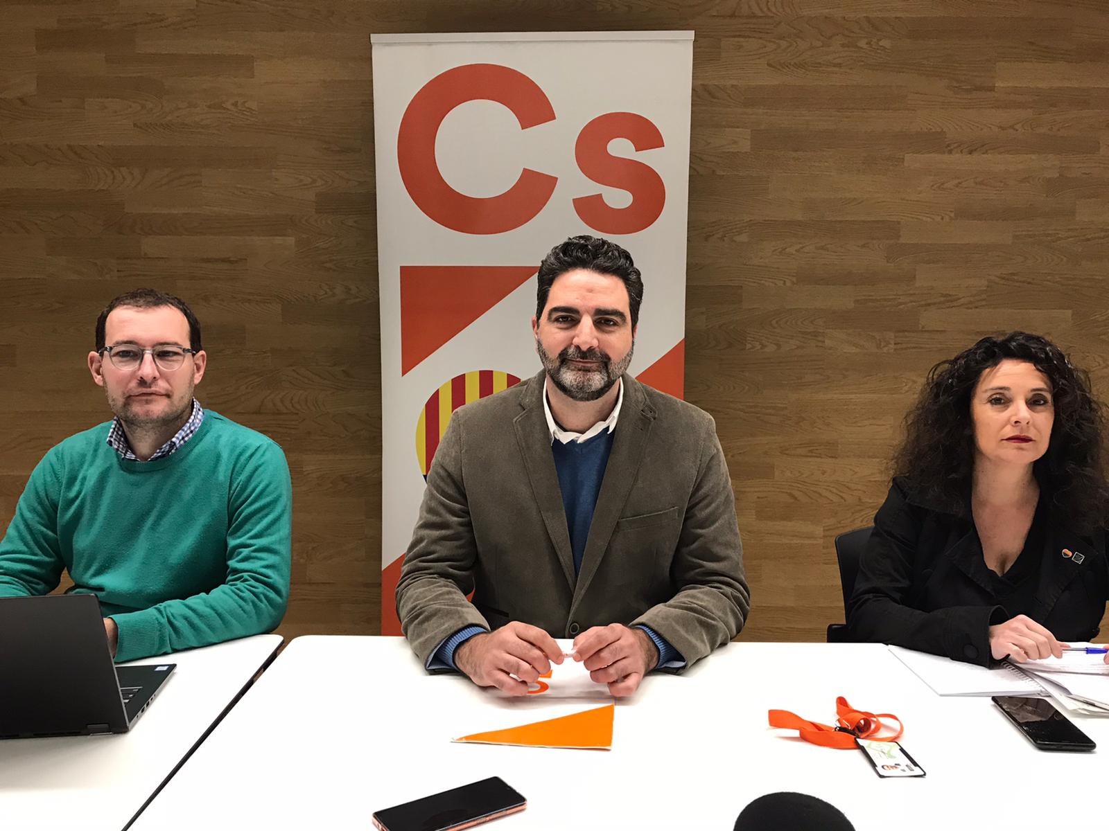 Sergio Blázquez, Aldo Ciprian i Anna Cano (Ciutadans) en roda de premsa. FOTO: Ferran Mitjà