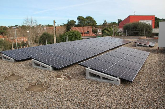Plaques fotovoltaiques a la Casa de la Vila de Valldoreix. FOTO: EMD Valldoreix