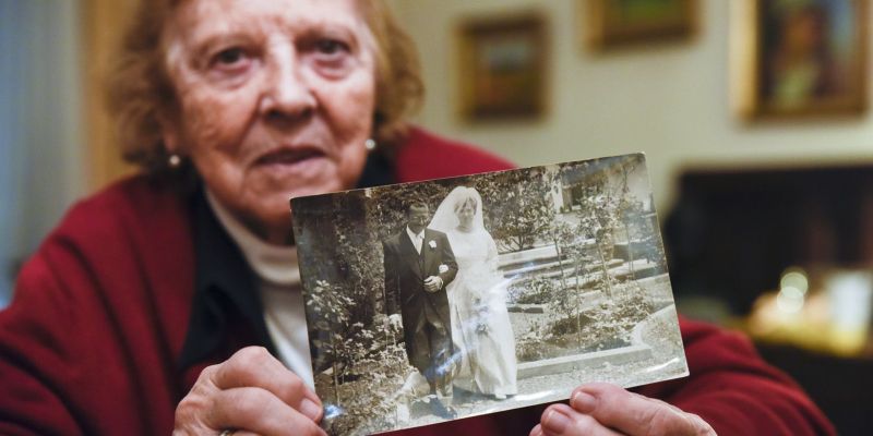 Maria Rosa Campañá amb el seu pare el dia que es va casar a Sant Cugat. FOTO: Bernat Millet