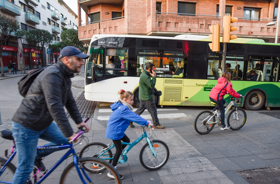 L'Ajuntament crearà una ordenança per regular l'ús de la bicicleta i d'altres vehicles de mobilitat personal. FOTO: Bernat Millet