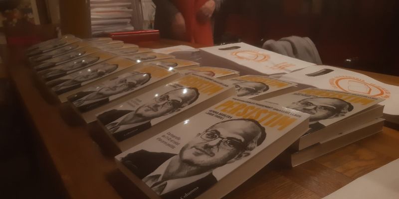 Exemplars del llibre 'Persistim'. FOTO: Ferran Mitjà