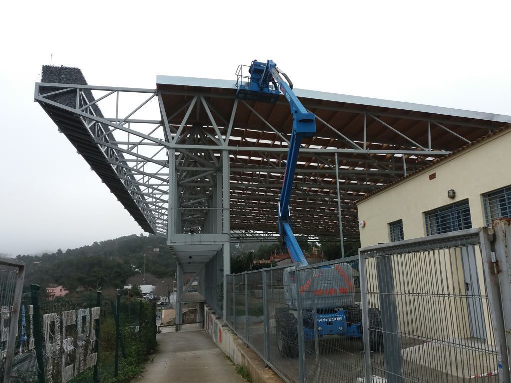 Unes tasques de reparació a la coberta de l'Espai Pere Grau de Les Planes. FOTO: Ajuntament Sant Cugat