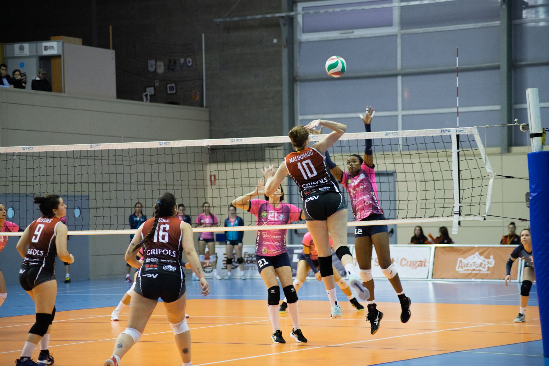 El DSV Club Voleibol Sant Cugat en un partit de la temporada passada davant l'AD Algar Surmenor. Foto: Adrián Gómez