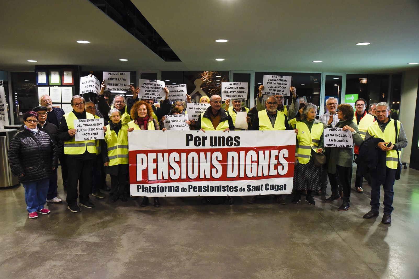 La Plataforma de Pensionistes just abans d'accedir al ple municipal. FOTO: Bernat Millet