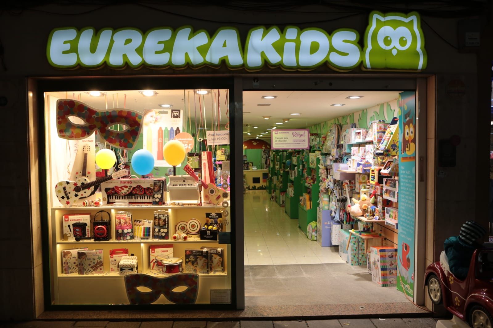 Concurs d'aparadors de Carnaval: Eurekakids. FOTO: Artur Ribera