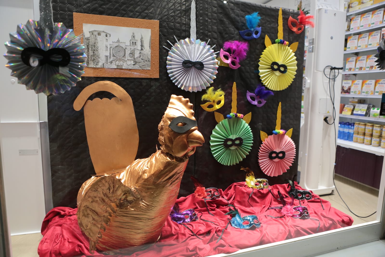 Concurs d'aparadors de Carnaval: Farmàcia Riera Rivière. FOTO: Artur Ribera