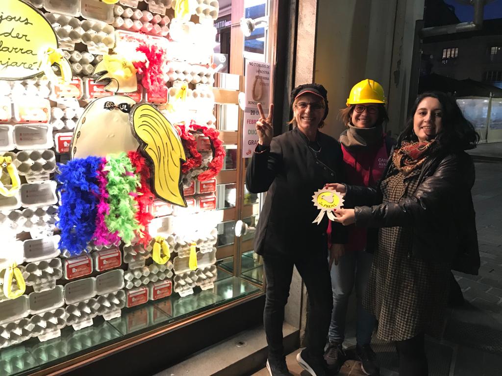 Xarcuteria Griful rep el segon premi del Concurs d'aparadors de Carnaval. FOTO: TOT Sant Cugat