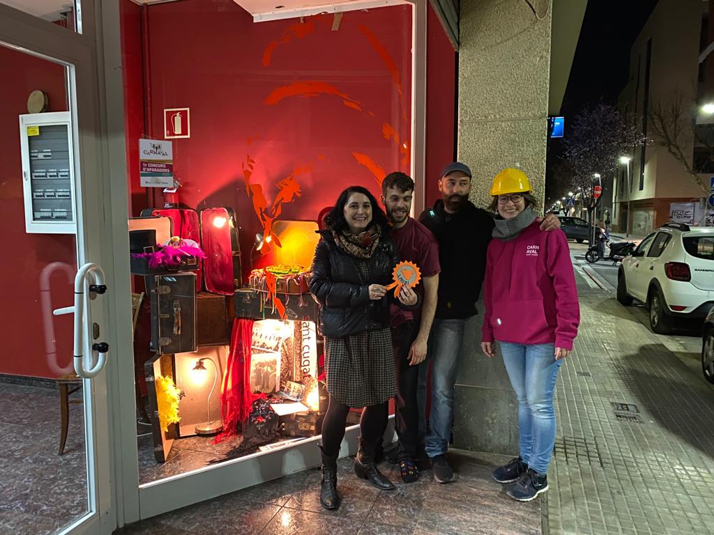 L'Esbart recull el tercer premi del concurs d'aparadors de Carnaval. FOTO: Cedida