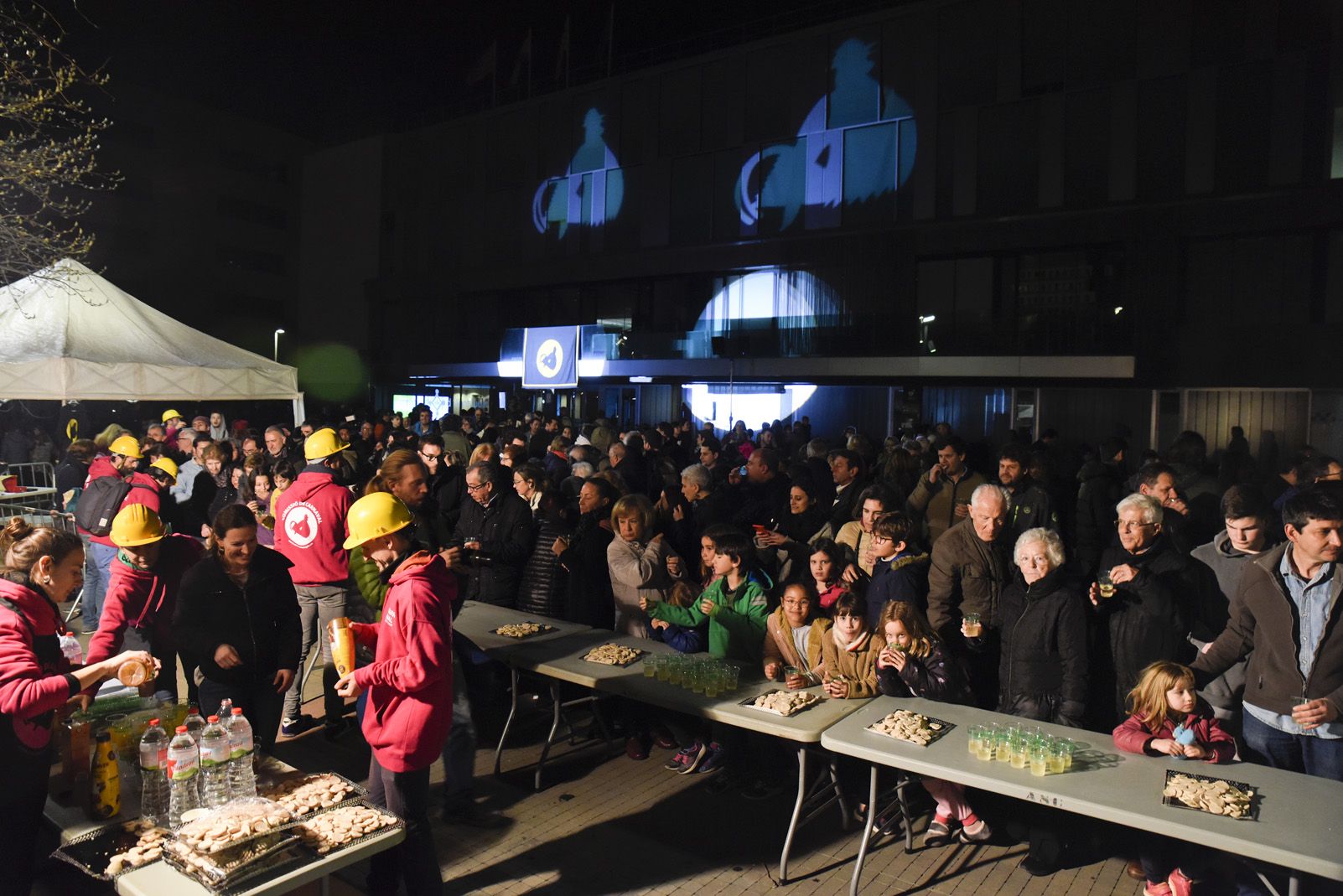 Botifarra d'ou i cava per a tothom. Foto: Bernat Millet.
