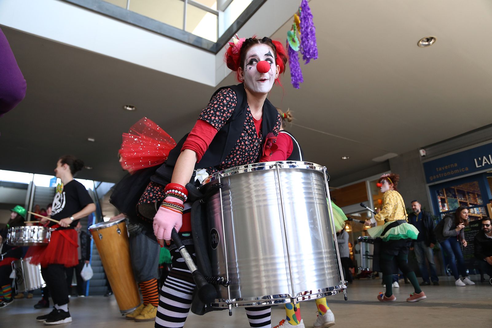 Rua de Blacktucada per l'eix comercial de Mira-sol. FOTO: Anna Bassa