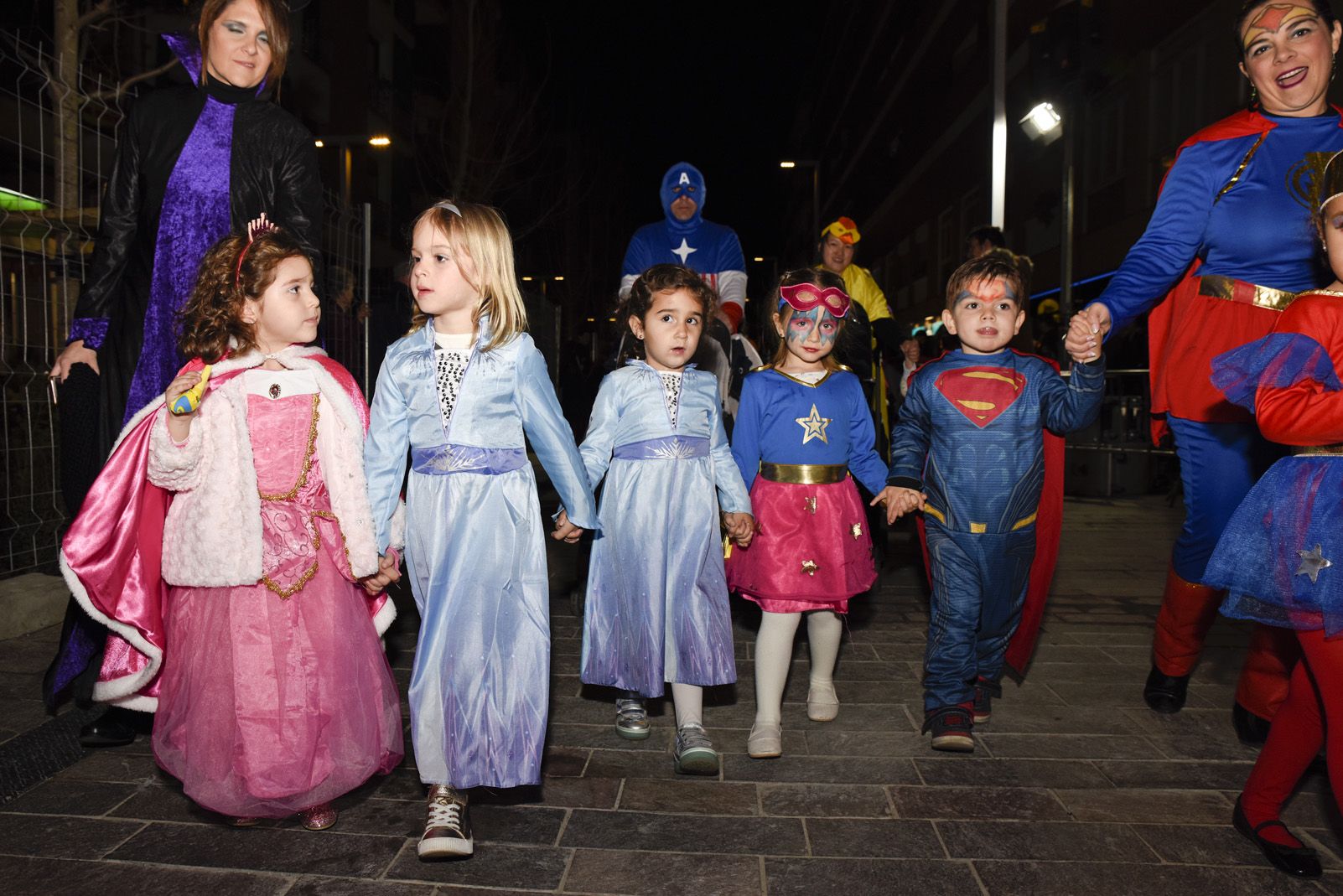 Rua de comparses infantil i adults de Carnaval. Foto: Bernat Millet.