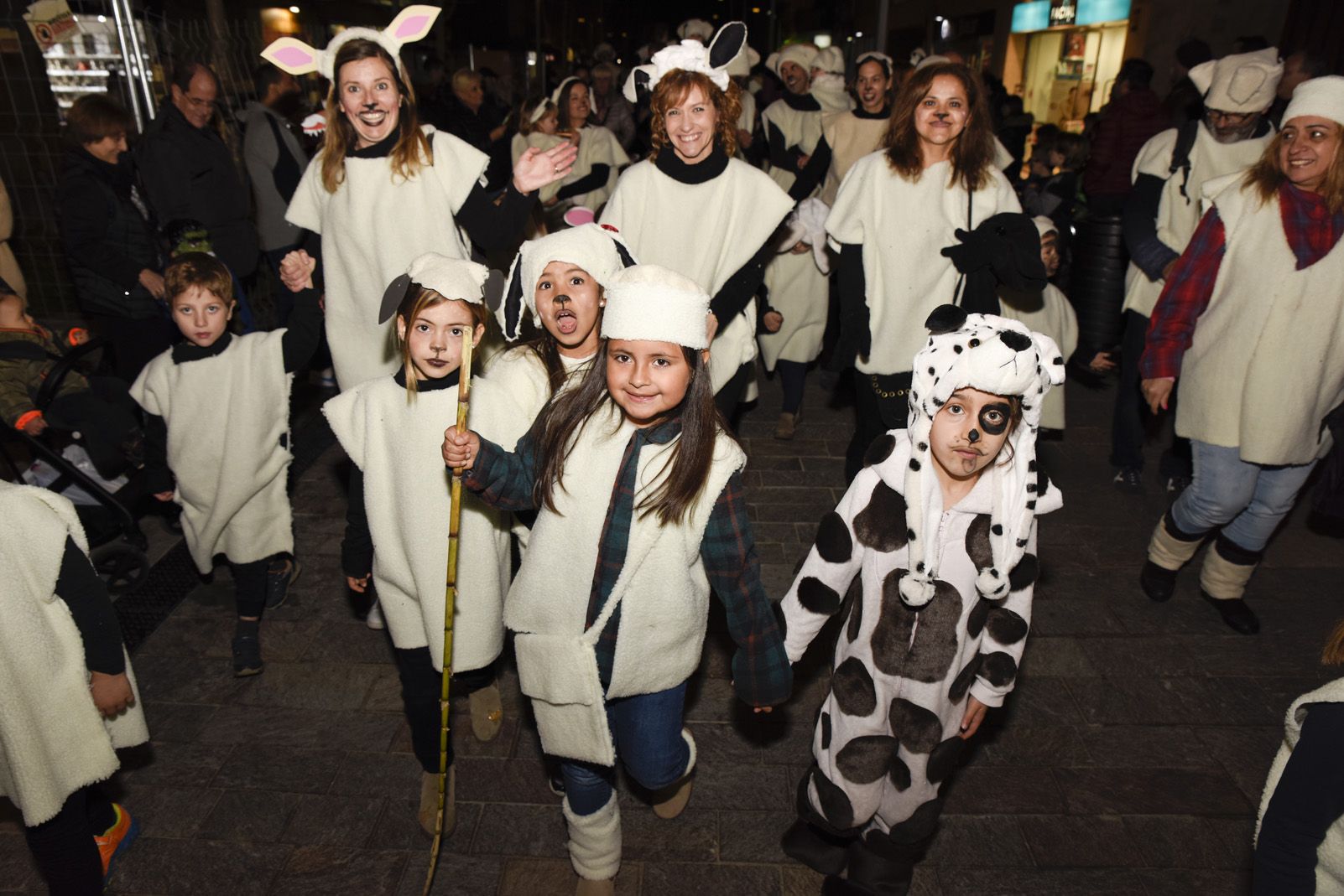 Rua de comparses infantil i adults de Carnaval. Foto: Bernat Millet.