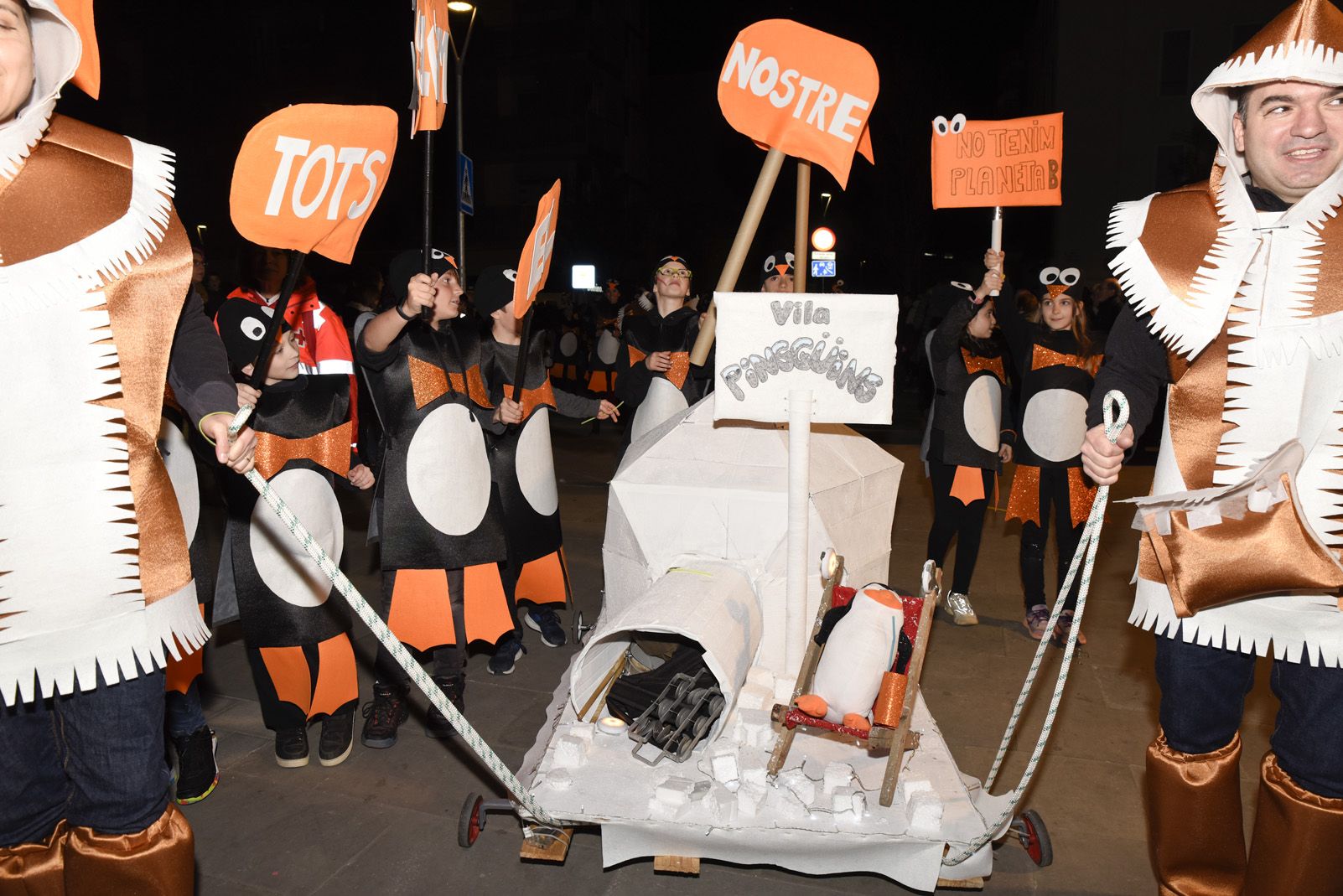 Rua de comparses infantil i adults de Carnaval. Foto: Bernat Millet.