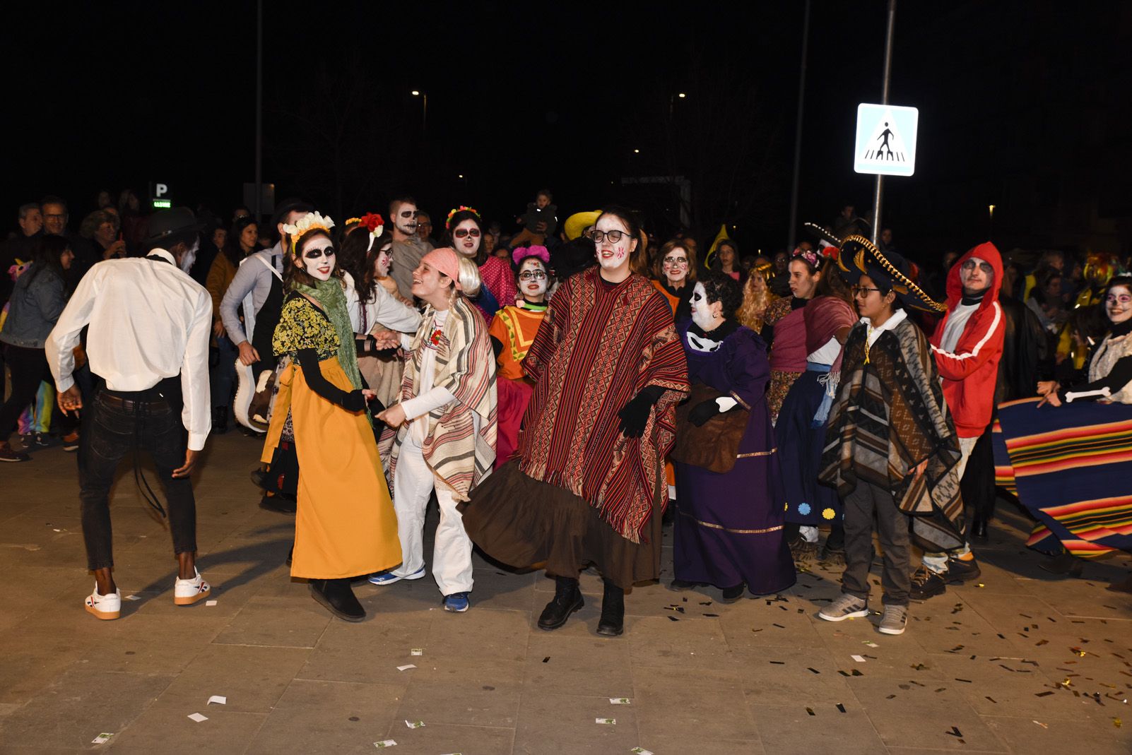 Rua de comparses infantil i adults de Carnaval. Foto: Bernat Millet.