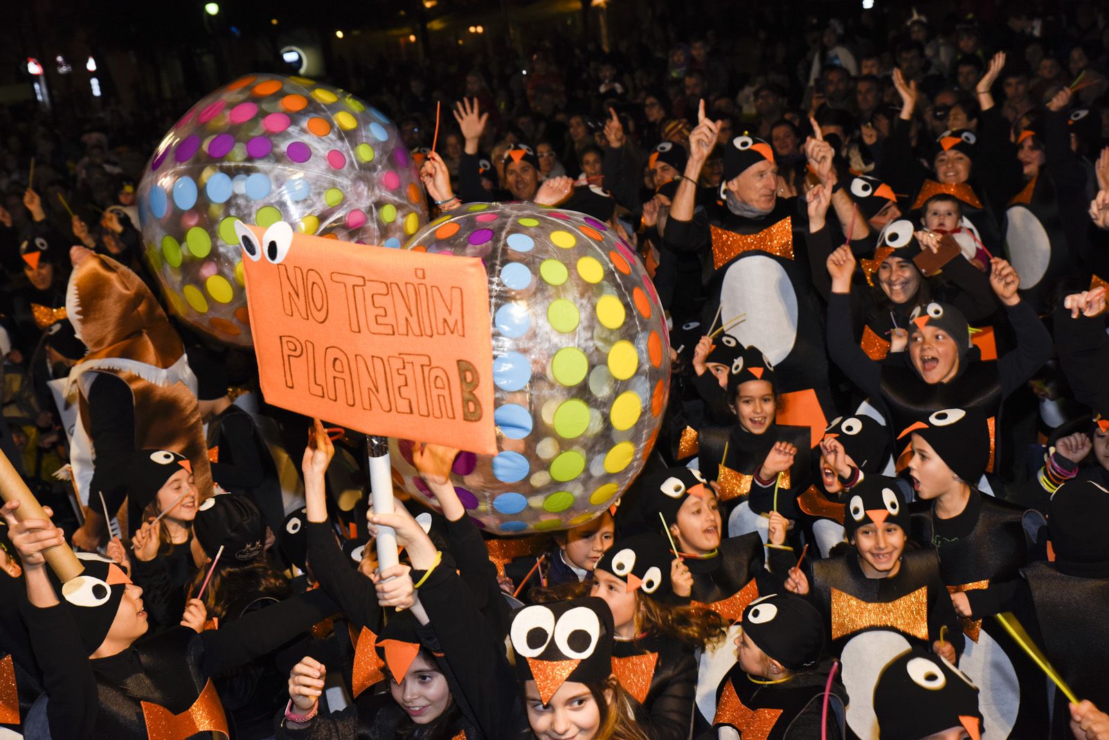 Rua de comparses infantil i adults de Carnaval. Foto: Bernat Millet.