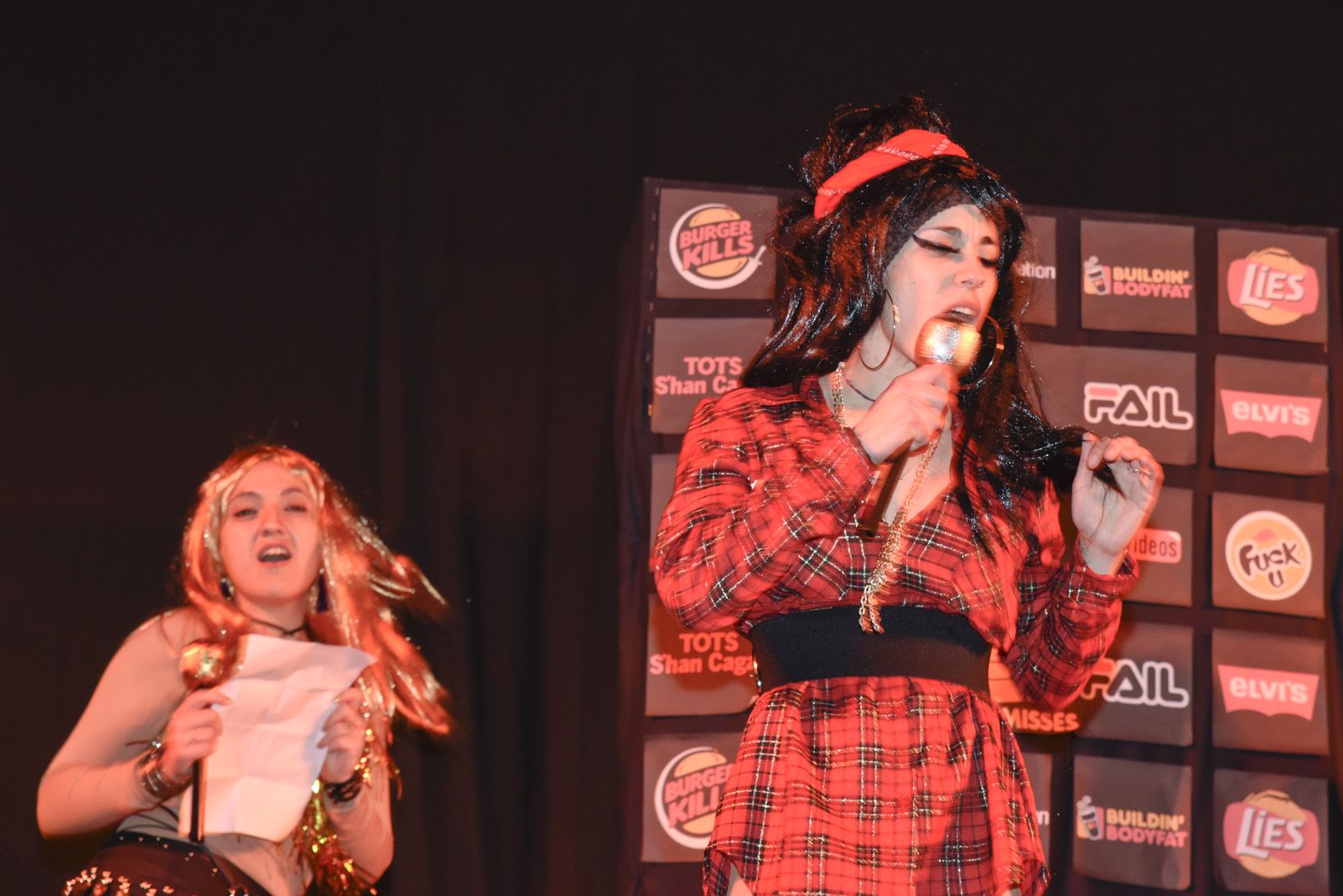 Rua de comparses infantil i adults de Carnaval. Foto: Bernat Millet.