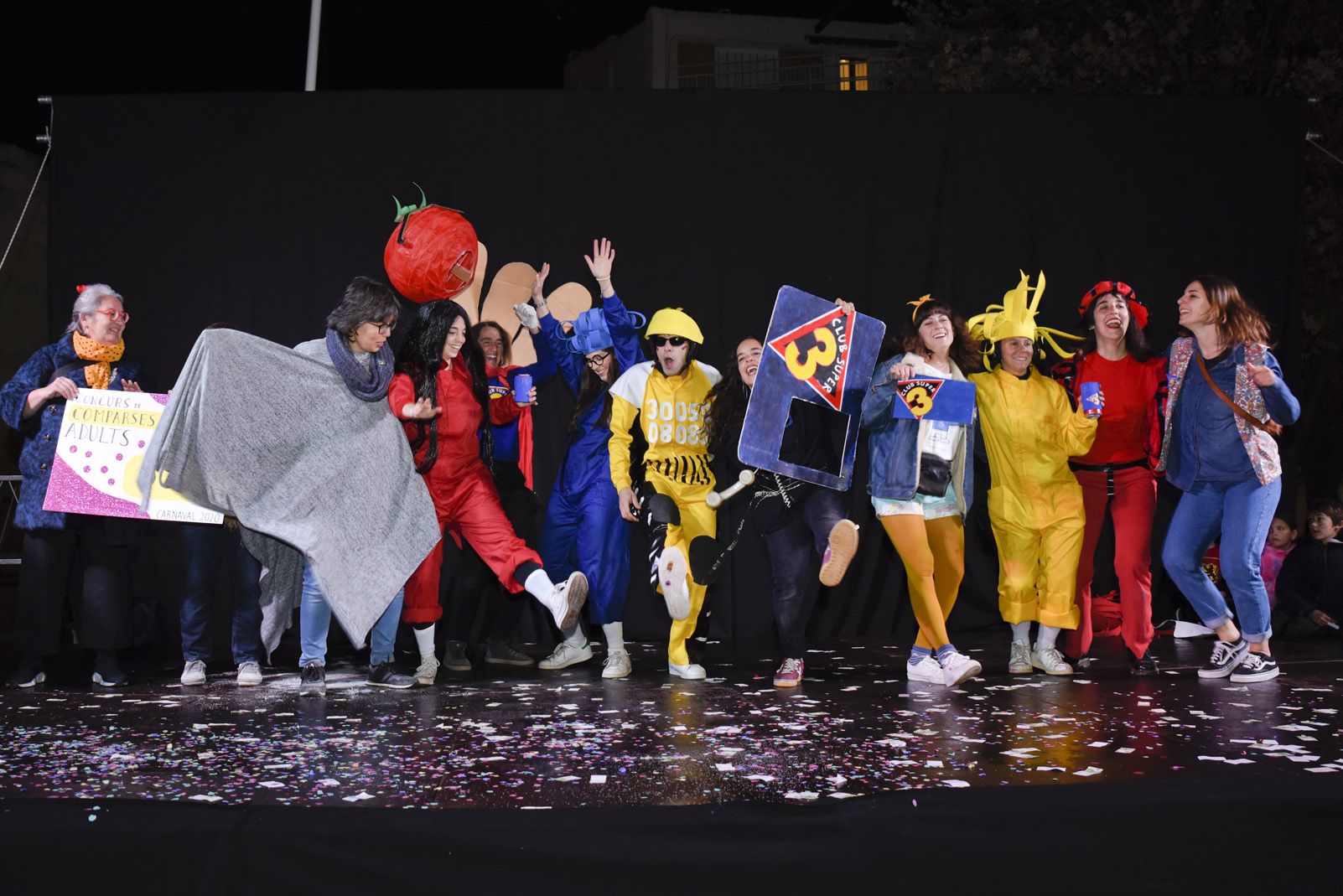 Rua de comparses infantil i adults de Carnaval. Foto: Bernat Millet.