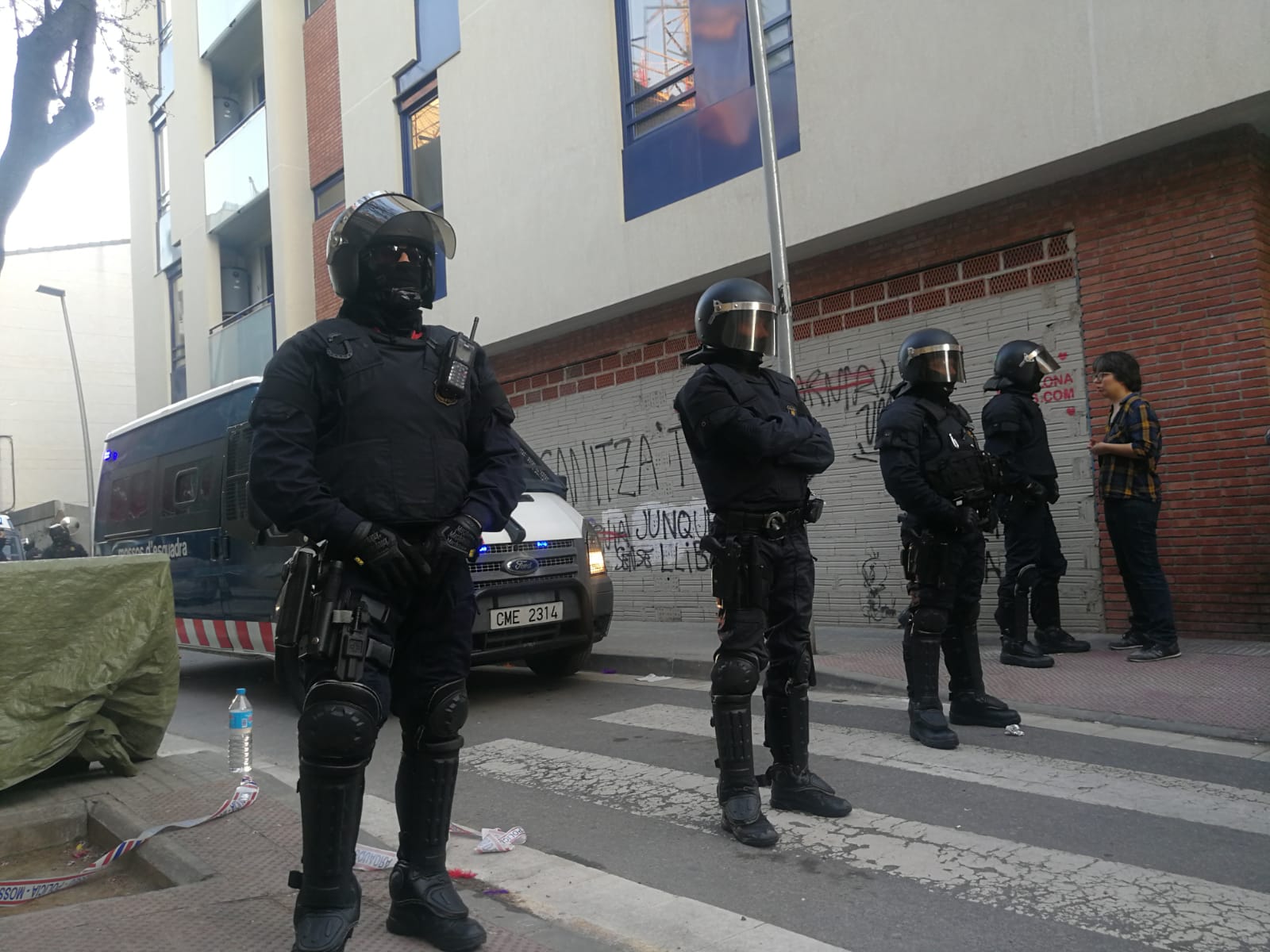 Mossos d'Esquadra davant de l'edifici que ha estat desokupat. FOTO: Bernat Millet