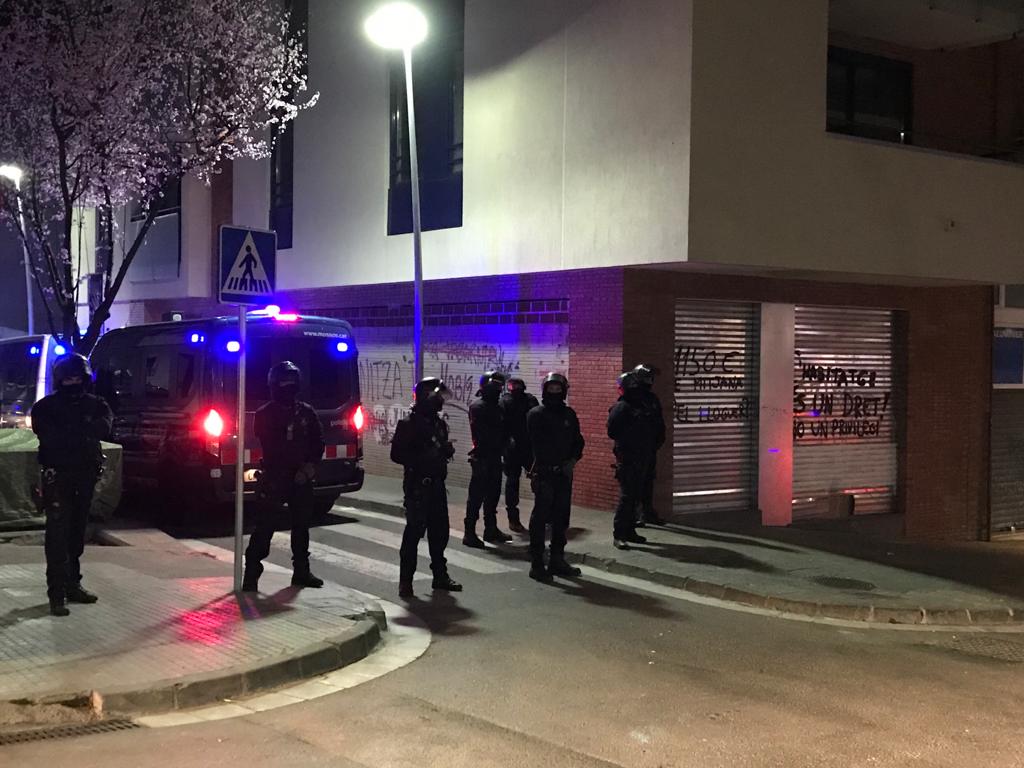 Intervenció dels cossos de seguretat després del desallotjament. FOTO: TOT Sant Cugat