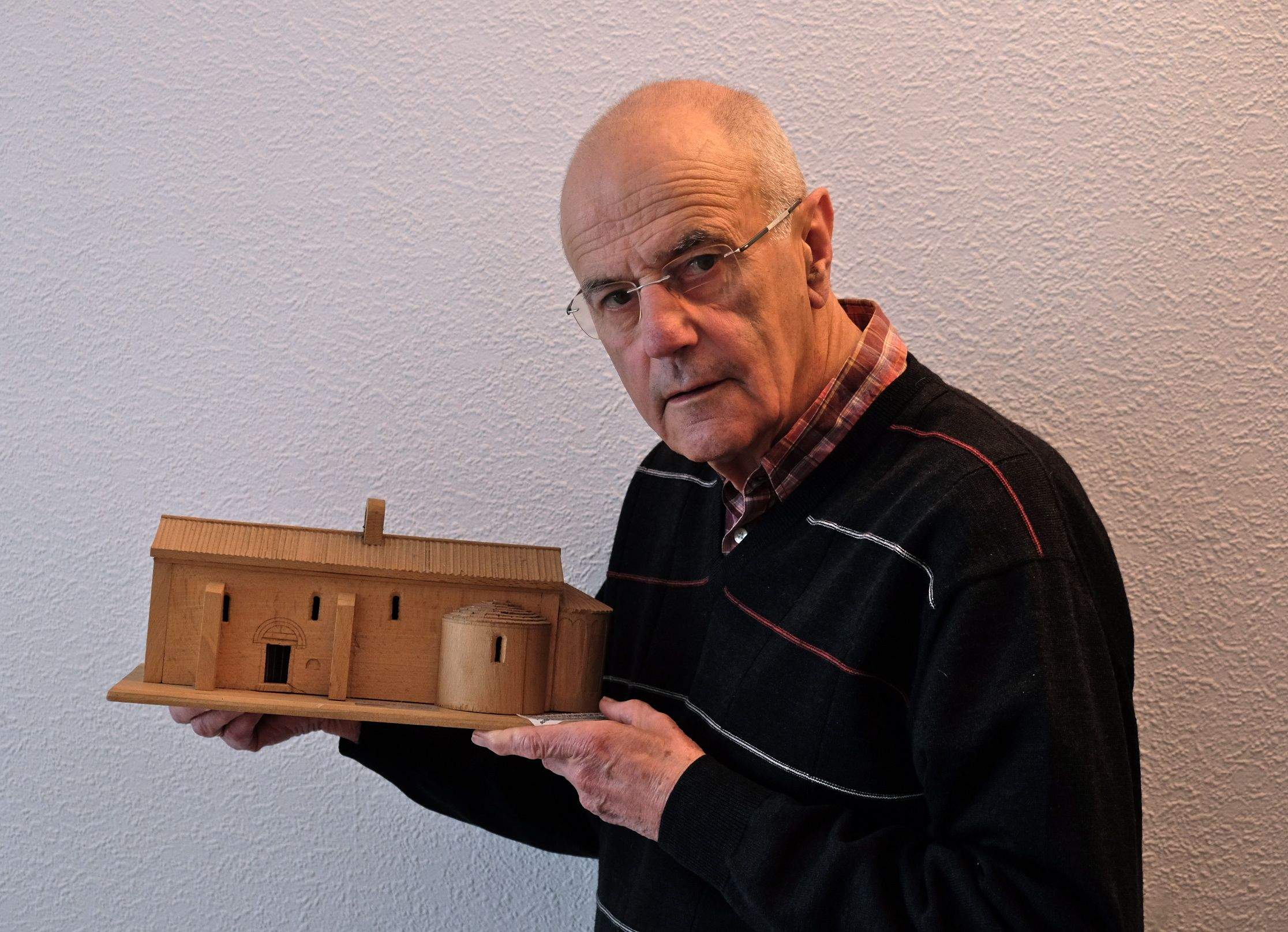Jordi Roca amb una de les seves maquetes. FOTO: Carles Martínez