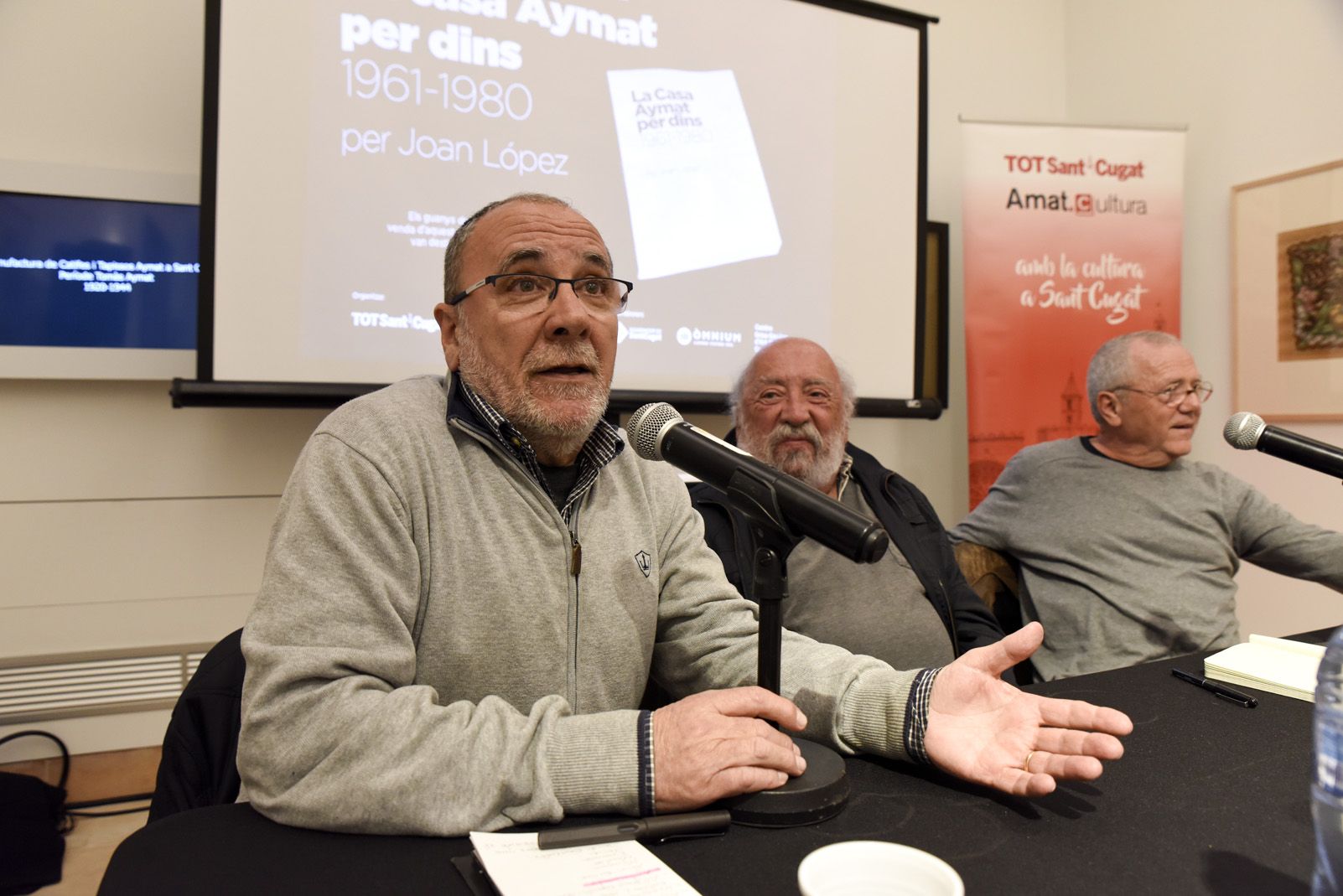 Joan López, autor del llibre, al costat de Vergés i Minuesa, presentant 'La Casa Aymat per dins'. FOTO: Bernat Millet