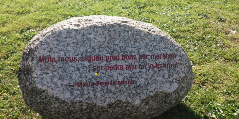 Pedra dedicada a Marta Pessarrodona al jardí de les pedres que parlen, Santiago de Compostela. FOTO: Cedida