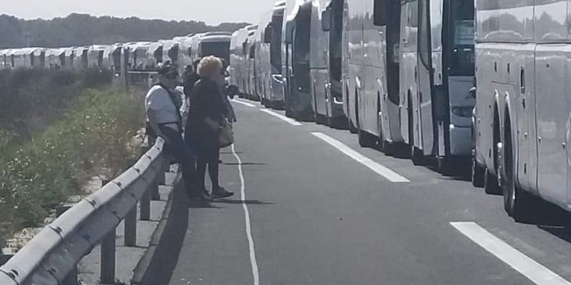 Col·lapse d'autocars a l'autopista per arribar a Perpinyà. FOTO: Cedida