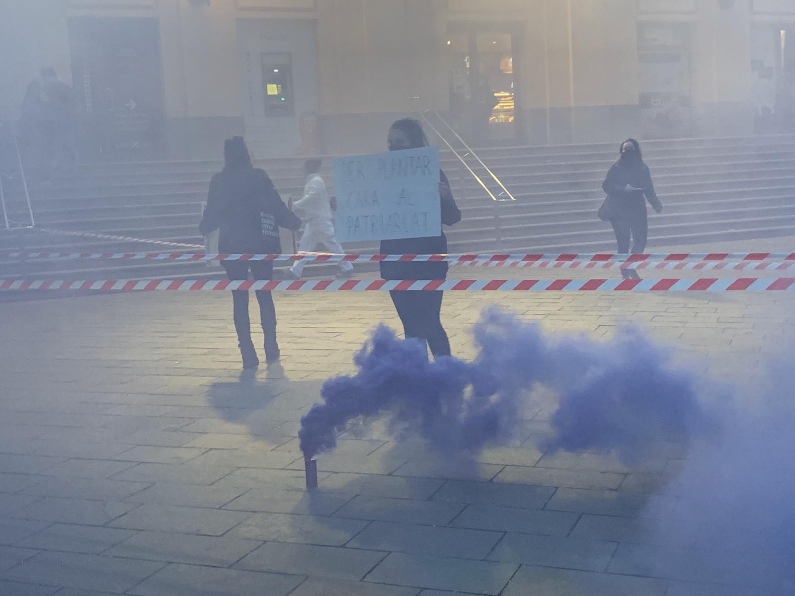 Un fum lila ha envaït la plaça de Lluís Millet FOTO: Àgata Guinó