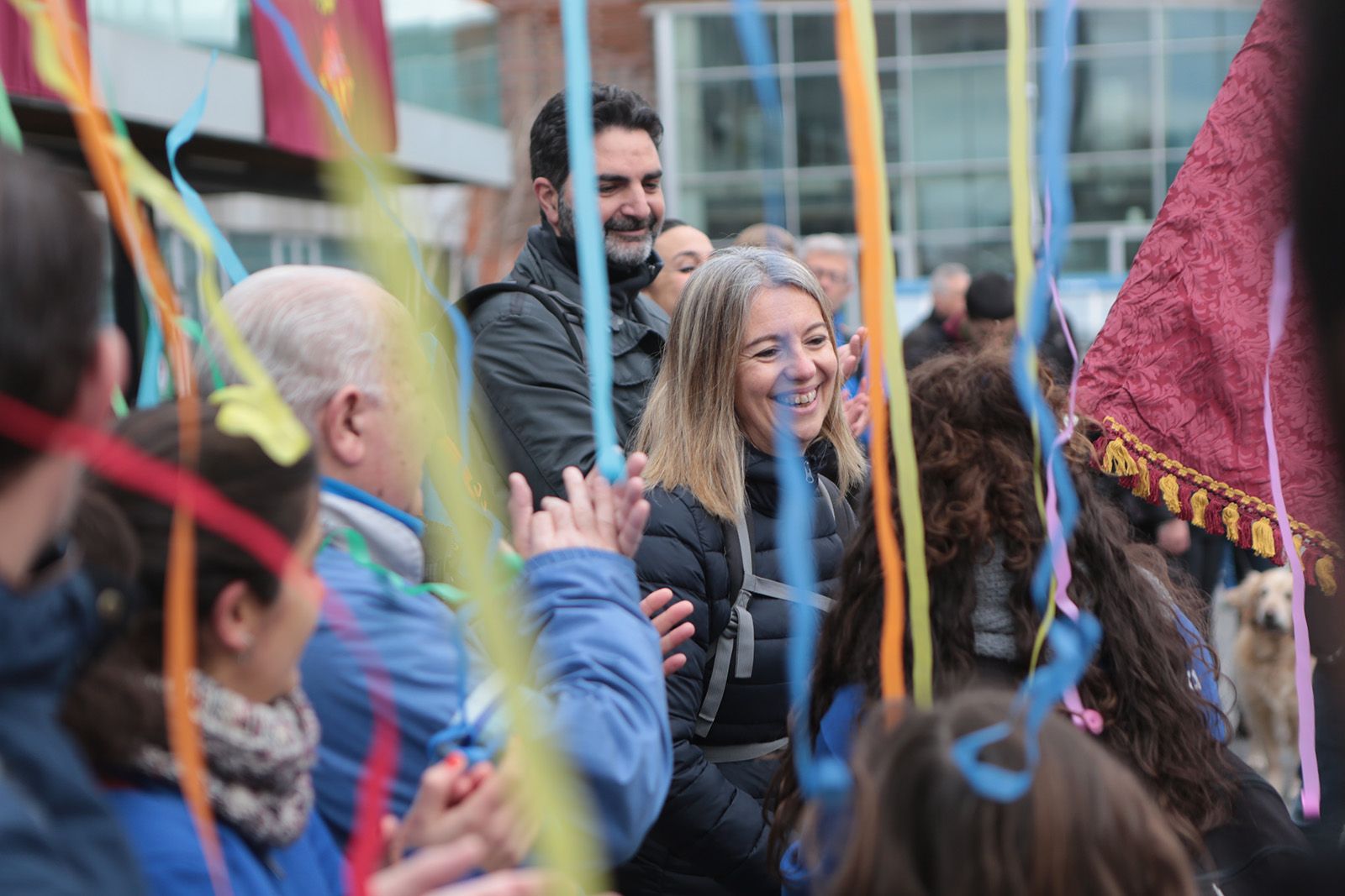 L'alcaldessa, Mireia Ingla, i representants del consistori, reben els banderers. FOTO: Artur Ribera