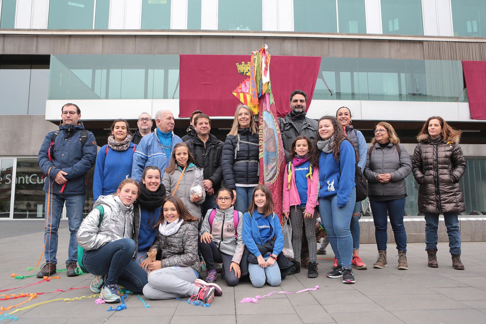L'alcaldessa, Mireia Ingla, i representants del consistori, reben els banderers. FOTO: Artur Ribera