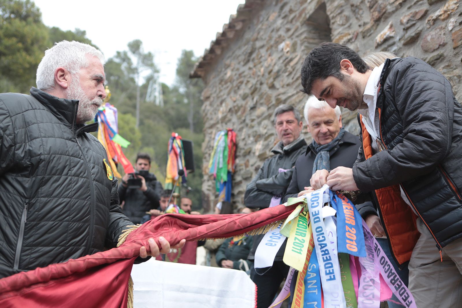 Jordi Puigneró col·loca el llaç en un penó a Sant Medir. FOTO: Artur Ribera