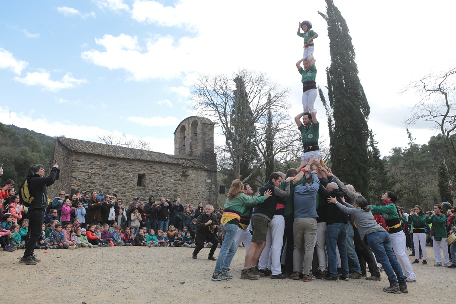 Els Castellers a Sant Medir. FOTO: Artur Ribera