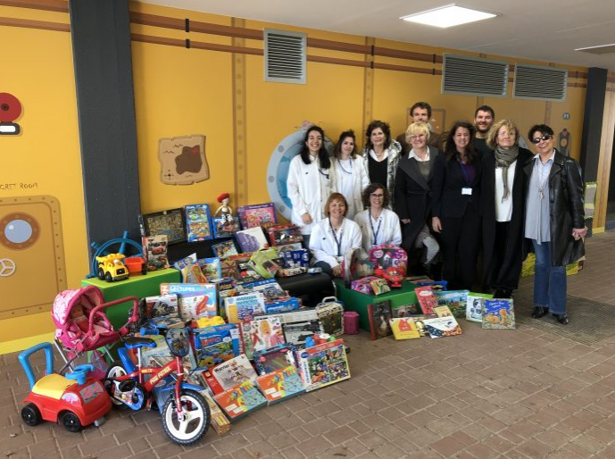 Entrega de les 200 joguines a la unitat del CDIAP de l'Hospital Parc Taulí de Sabadell. FOTO: EMD Valldoreix