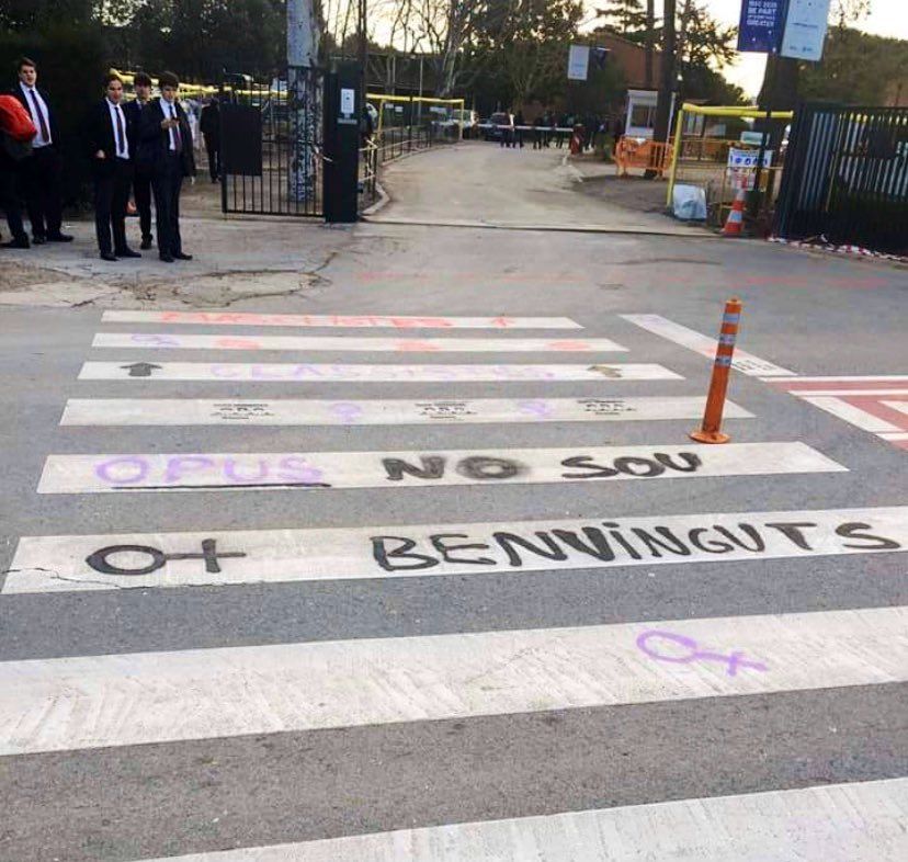 Pintades davant de La Farga. FOTO: @PPSantCugat