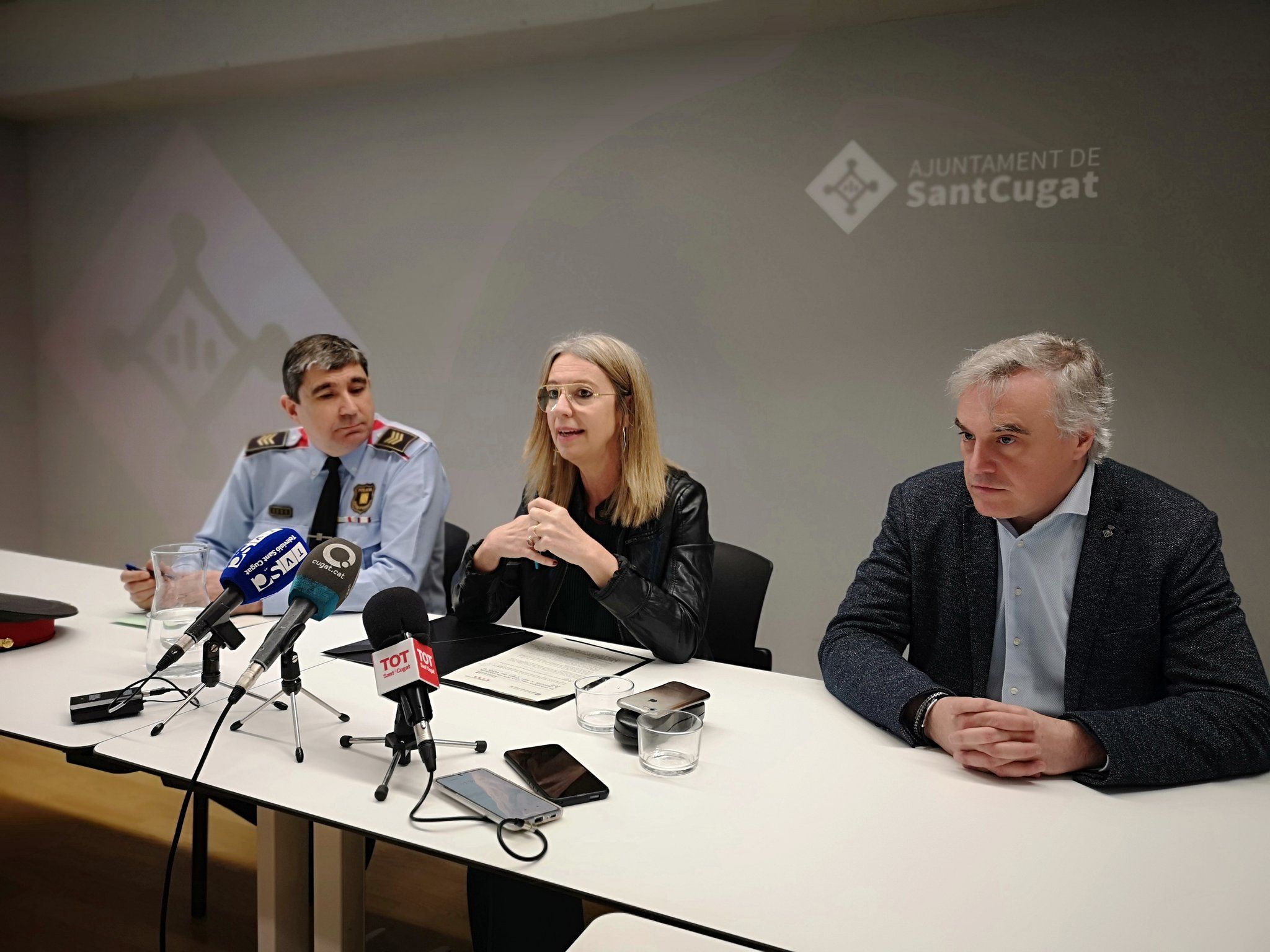 Manel Rodríguez (cap dels Mossos a Sant Cugat), Mireia Ingla (alcaldessa) i Francesc Carol (regidor de Seguretat FOTO: Ajuntament Sant Cugat