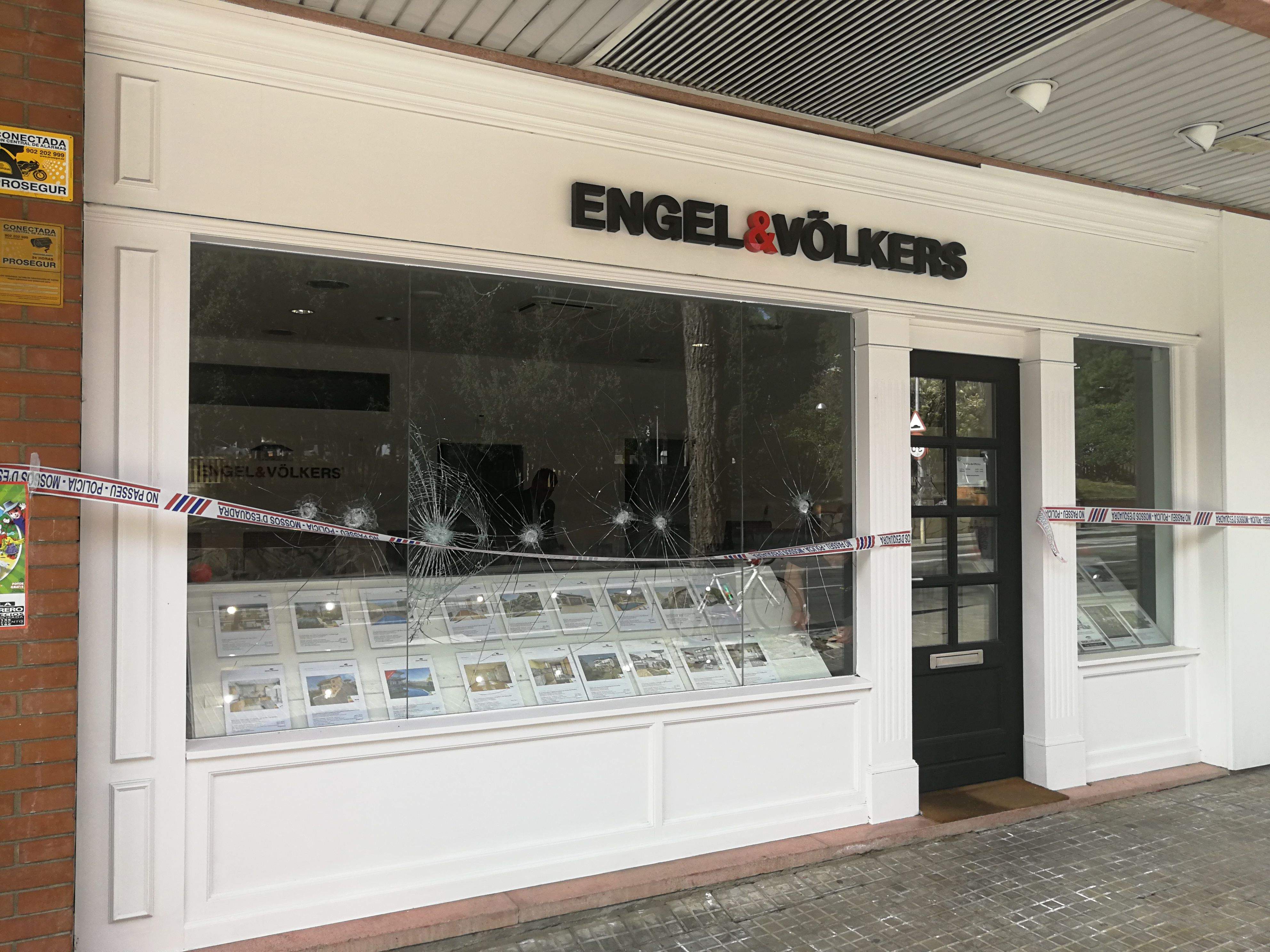 Vidres trencats a Engels & Volkers a Sant Cugat FOTO: Bernat Millet