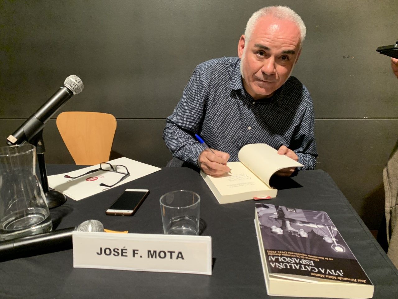José Fernando Mota signa un dels seus llibres durant la presentació del llibre. FOTO: TOT Sant Cugat