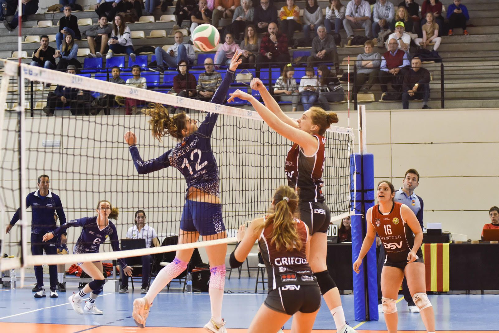 Partit de Lliga Iberdrola entre DSV CV Sant Cugat i Feel Voley Alcobendas. FOTO: Bernat Millet.
