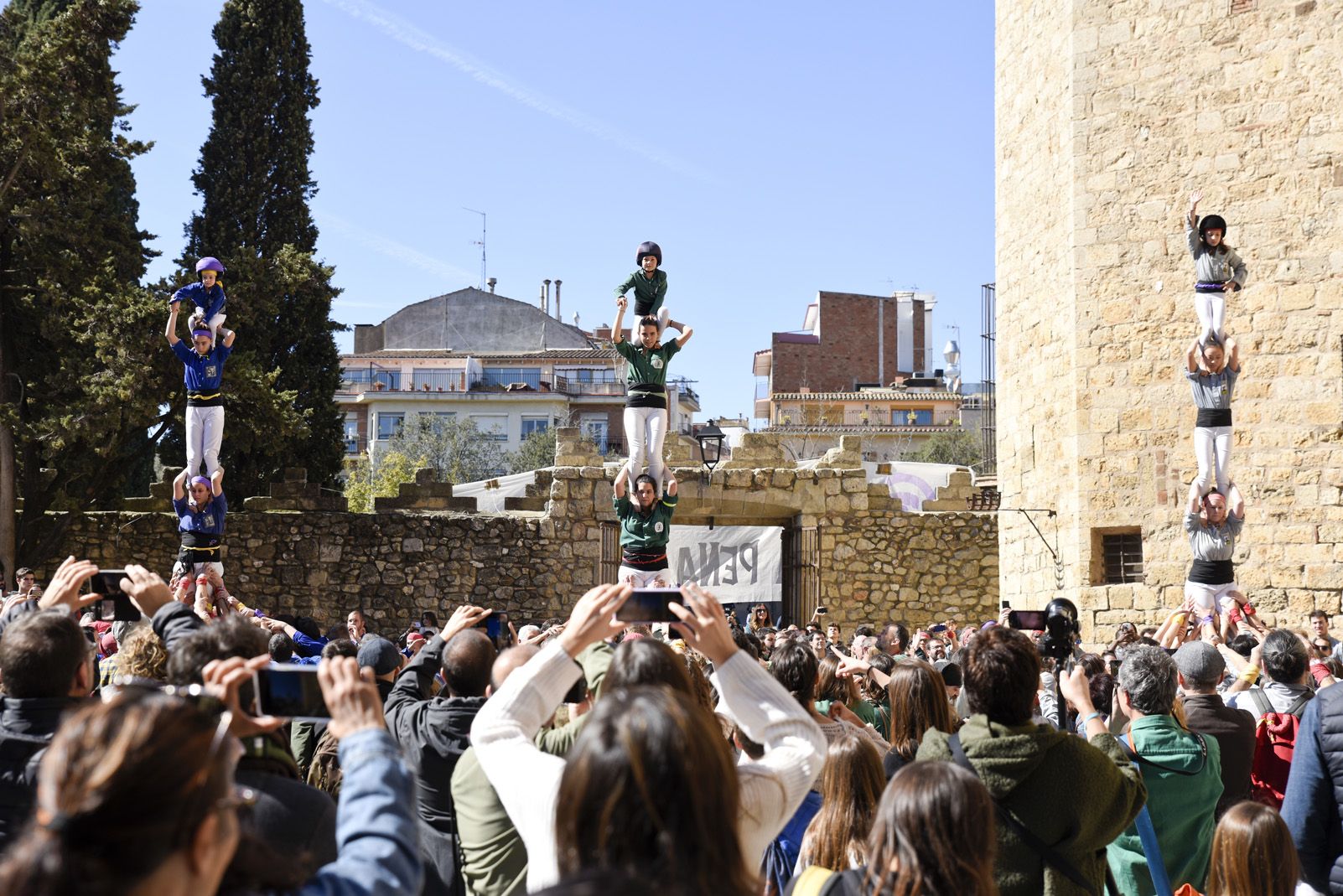 Actuació dels Castellers de Sant Cugat, pilar de dones. Foto: Bernat Millet.