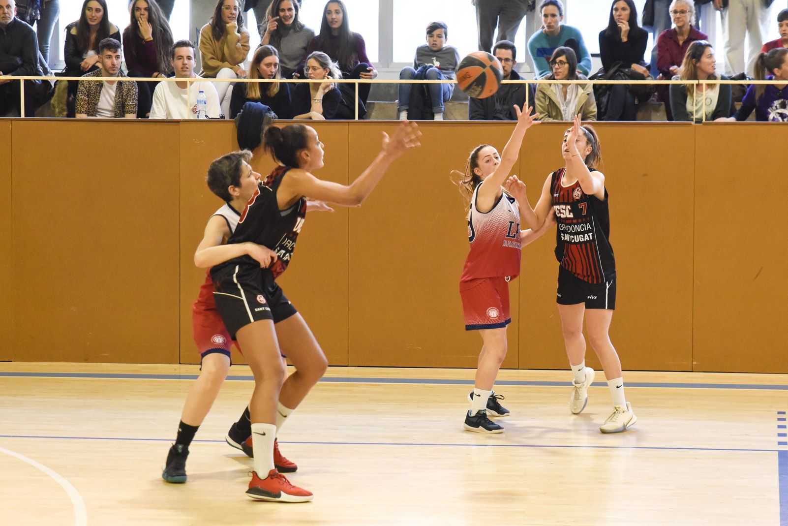 Bàsquet femení UESC contra CE Sant Nicolau. Foto: Bernat Millet.