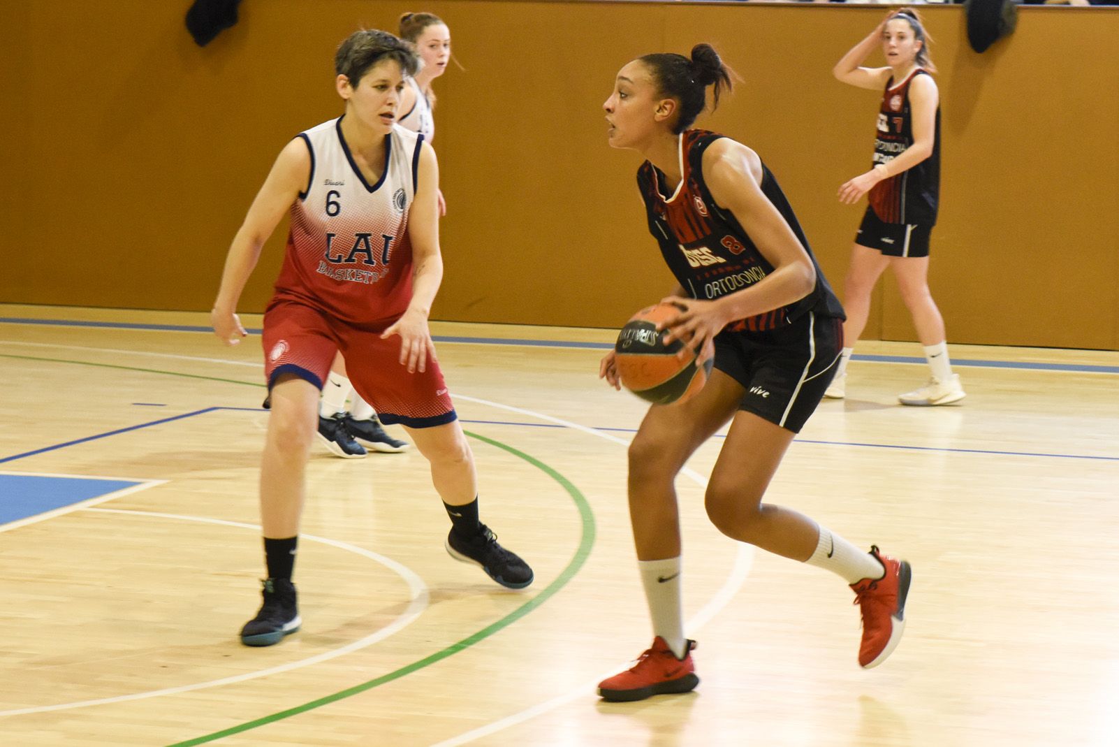 Maria Sall, de la UESC, buscant penetrar a la cistella contrària. FOTO: Bernat Millet