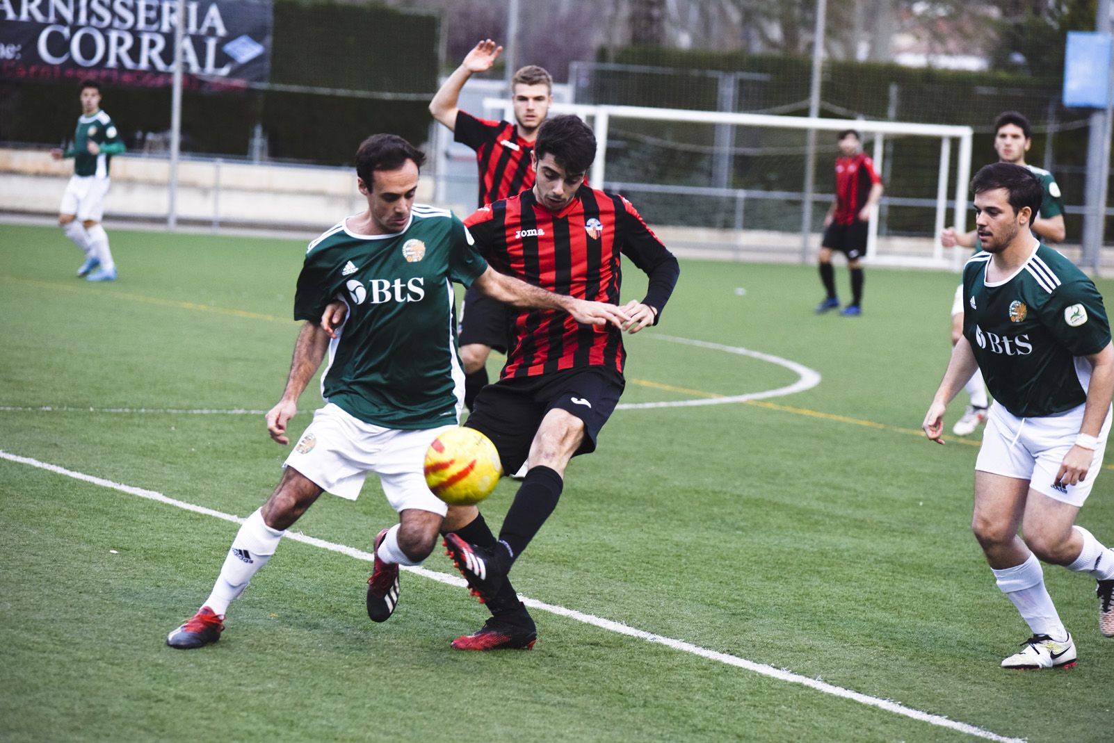 El Valldoreix FC, en un duel davant el Sant Cugat FC de temporades passades. FOTO: Bernat Millet