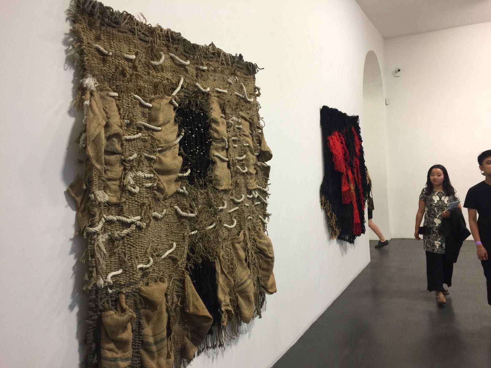 Obres de Josep Grau Garriga en una exposició prèvia a París. FOTO: Arxiu