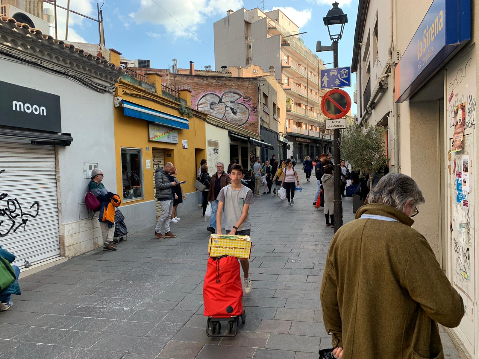 Gent al centre de Sant Cugat la tarda de divendres. FOTO: TOT Sant Cugat