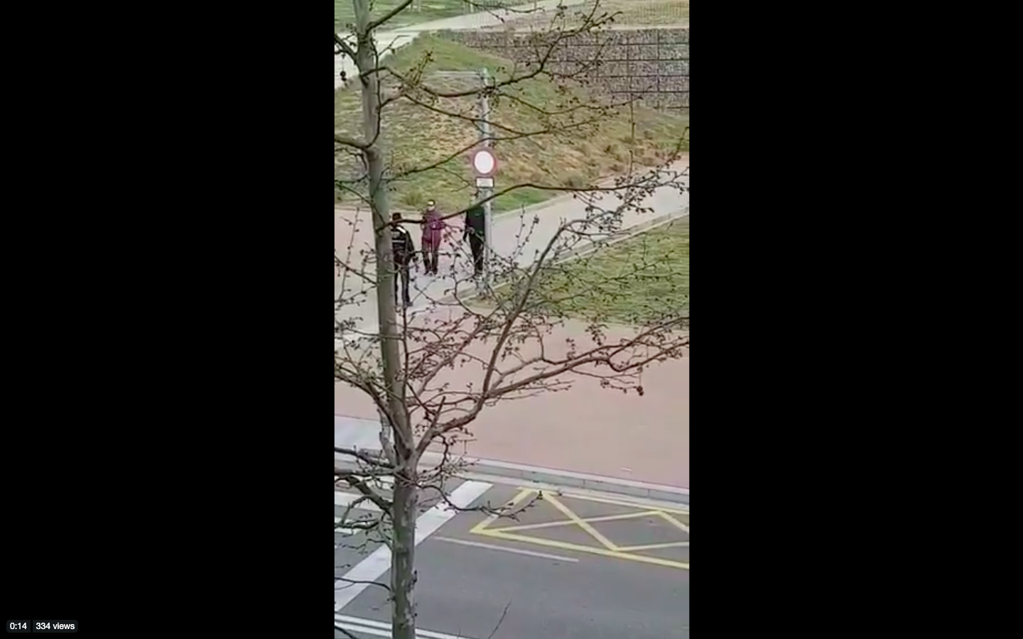 La Policia Local avisant a dos ciutadans a Can Matas FOTO: Cedida 