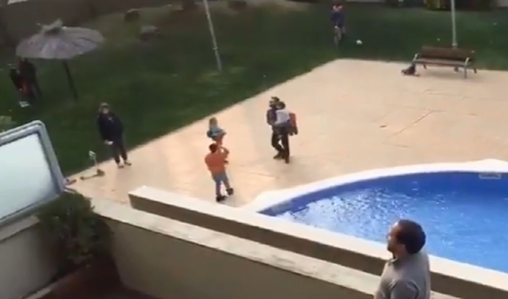 El tenor Marc Sala va oferir un recita d'òpera als seus veïns FOTO: Marc Sala