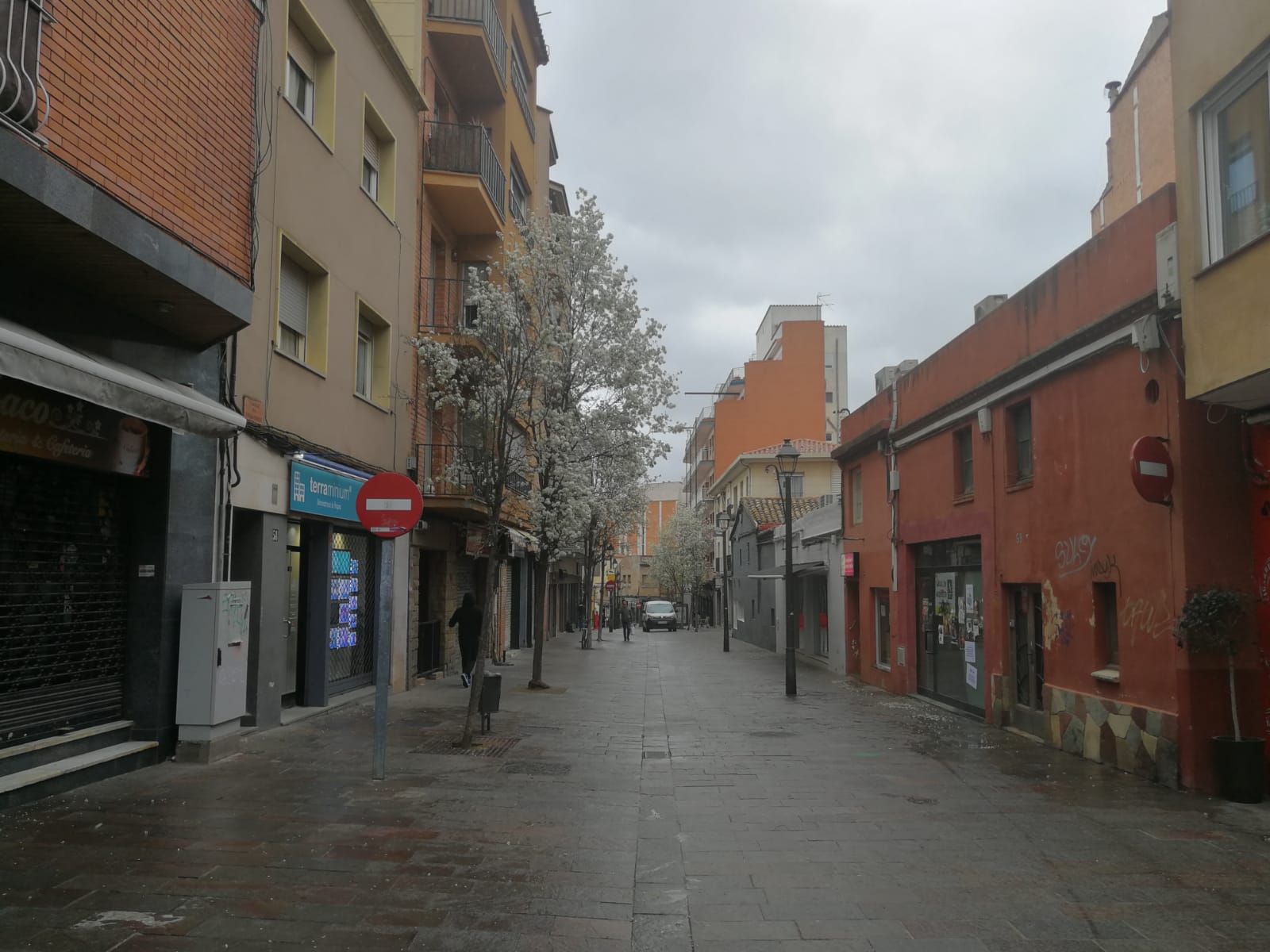 Alguns comerços de Sant Cugat han començat a obrir en la fase 0. FOTO: Bernat Millet