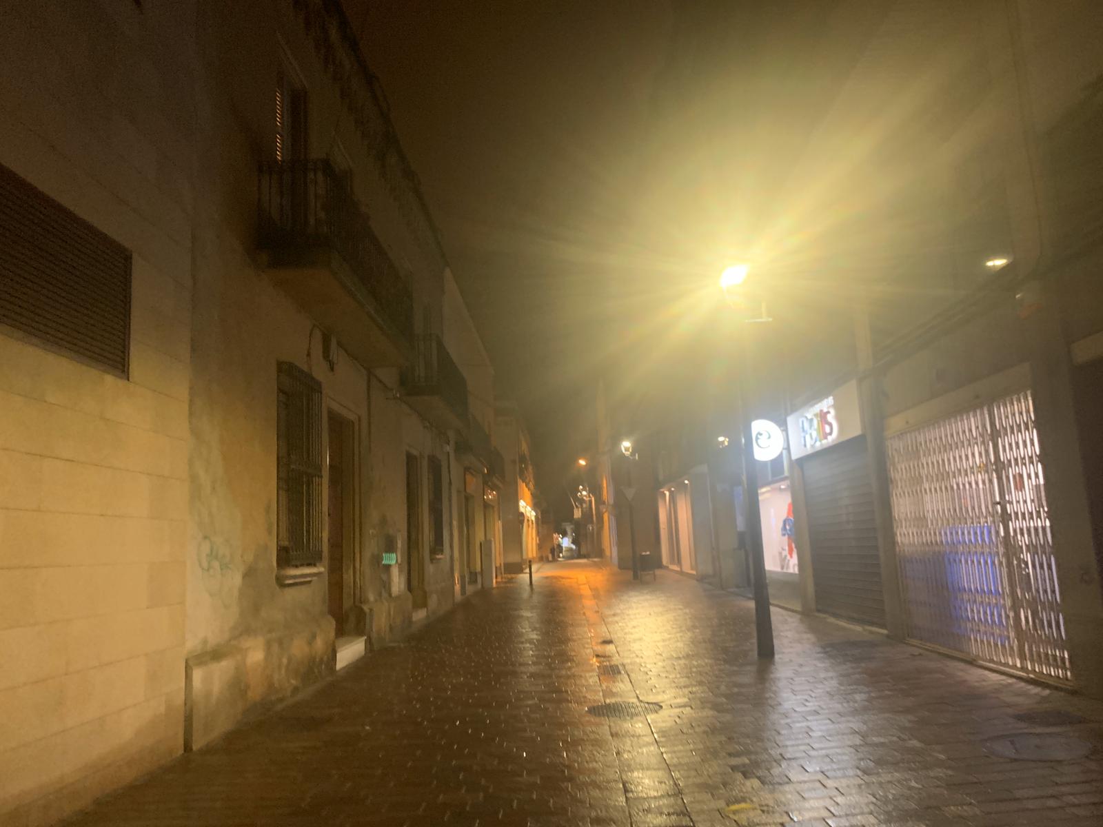L'aplaudiment es fa cada vespre en homenatge als qui combaten el coronavirus. FOTO: A.Guinó