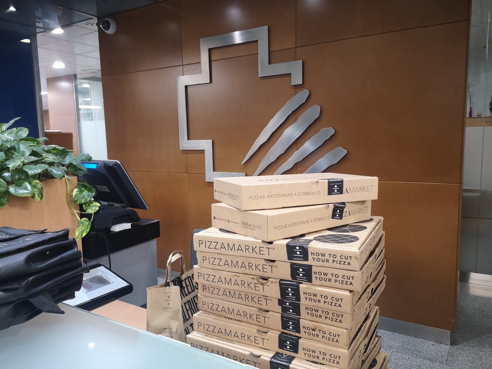 Les pizzes arribant a l'Hospital Universitari General de Sant Cugat FOTO: Cedida